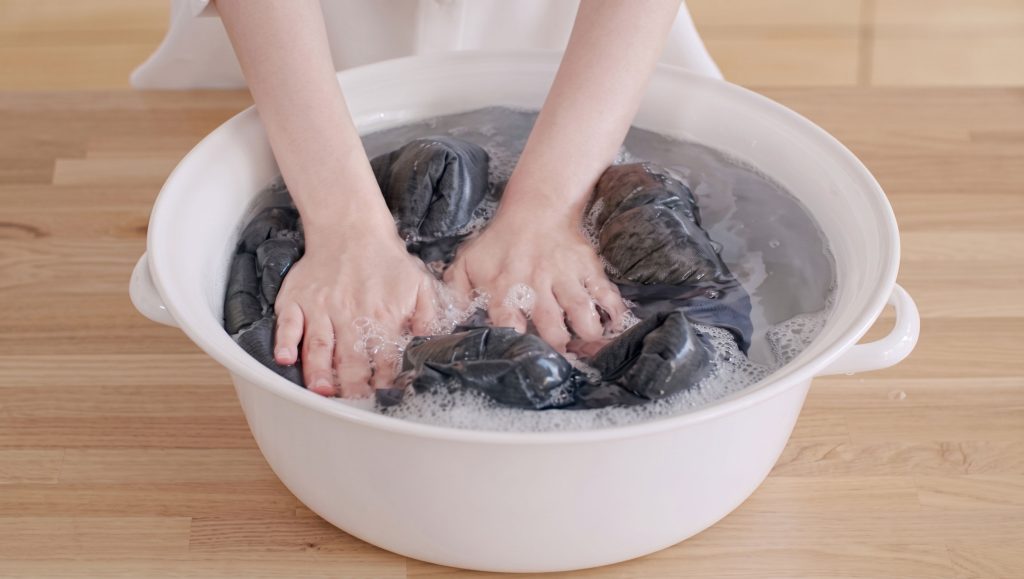 Ngâm áo khoảng 10-15 phút