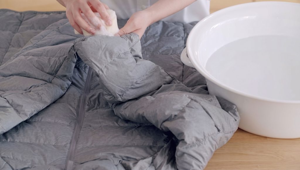 Chà thật nhẹ nhàng. Tuyệt đối không vò mạnh hay chà xát hai mặt vải vào nhau.