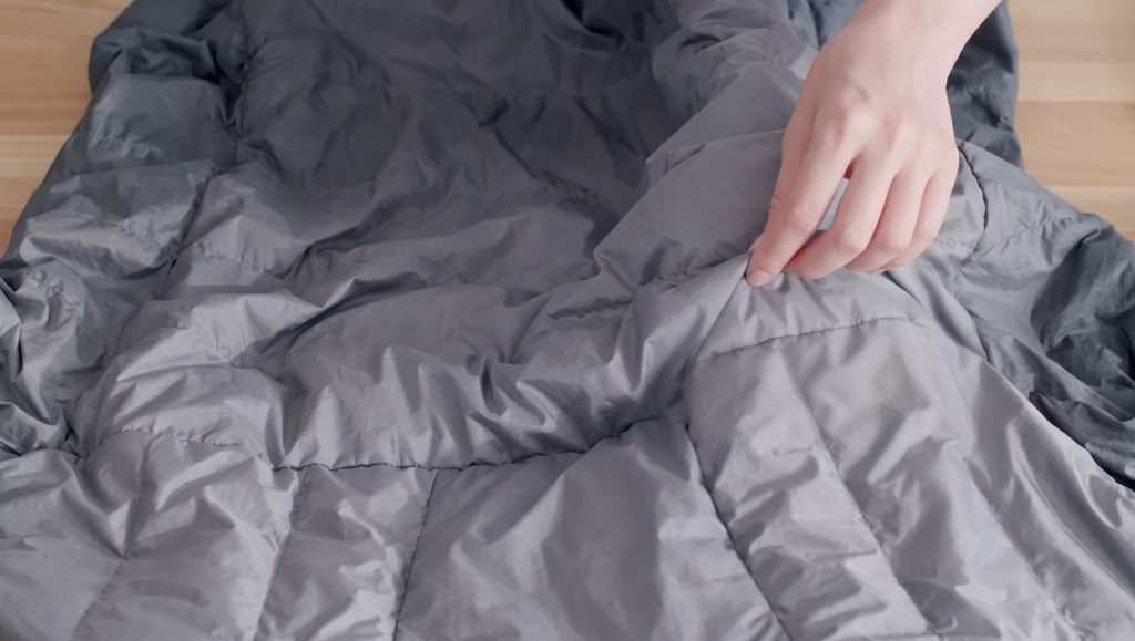 Kiểm tra áo trước khi giặt